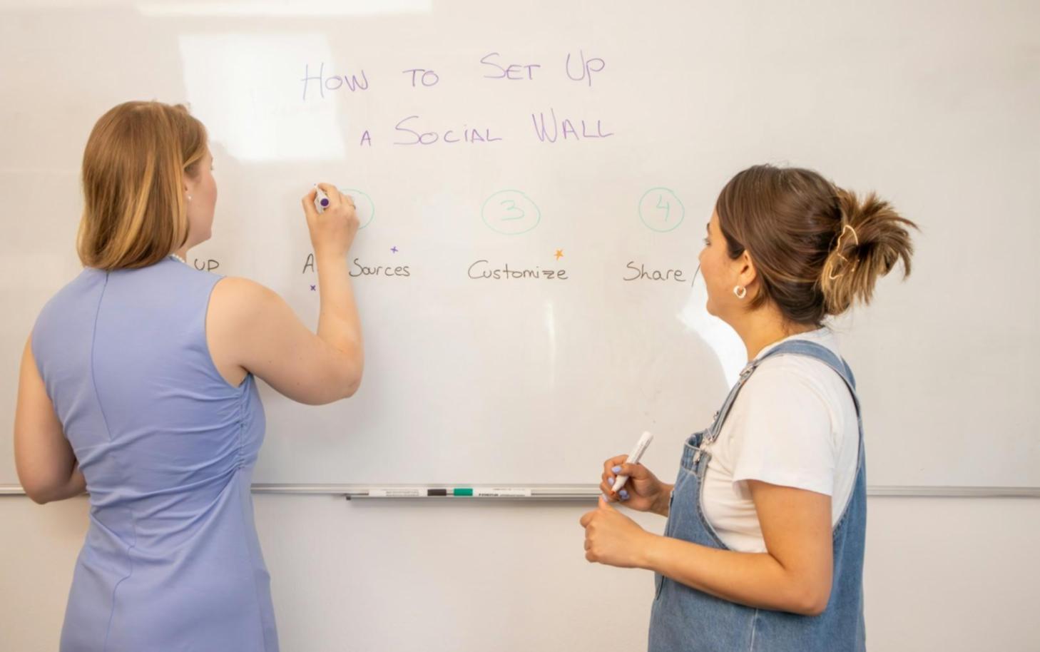 Estudiantes trabajando con calculadoras y documentos financieros