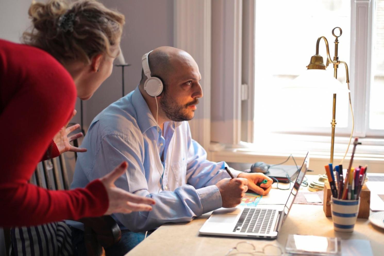 Equipo de xalprendivo trabajando en sesión de planificación educativa